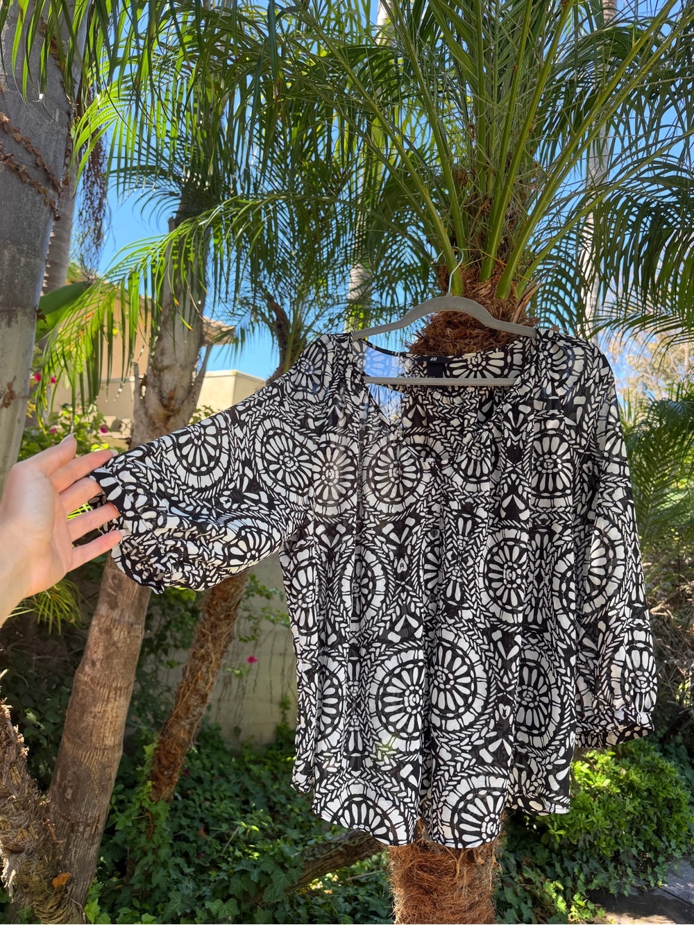 H&M Black and White Long-Sleeve Button-Up top